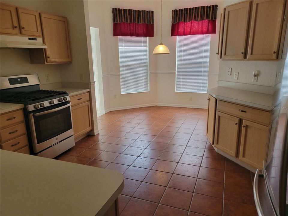 For Sale: $365,000 (2 beds, 2 baths, 1918 Square Feet)