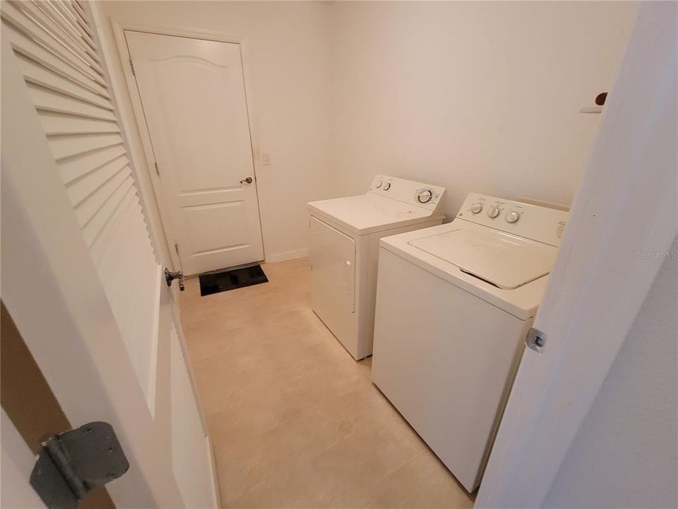 For Sale: $365,000 (2 beds, 2 baths, 1918 Square Feet)