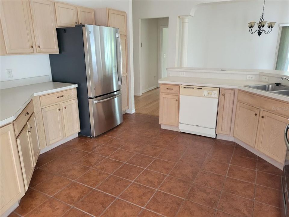 For Sale: $365,000 (2 beds, 2 baths, 1918 Square Feet)
