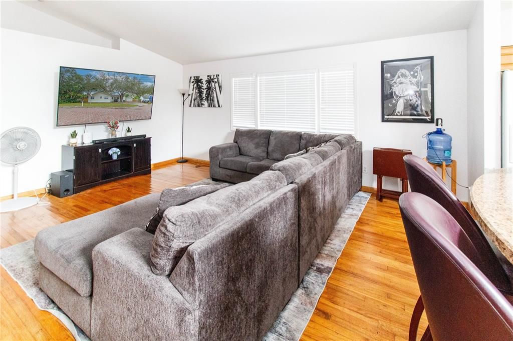 待售: $422,000 (3 贝兹, 2 浴室, 1568 平方英尺)