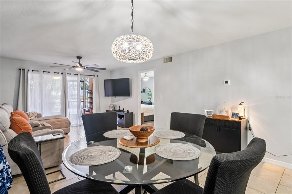 待售: $299,900 (2 贝兹, 2 浴室, 1053 平方英尺)