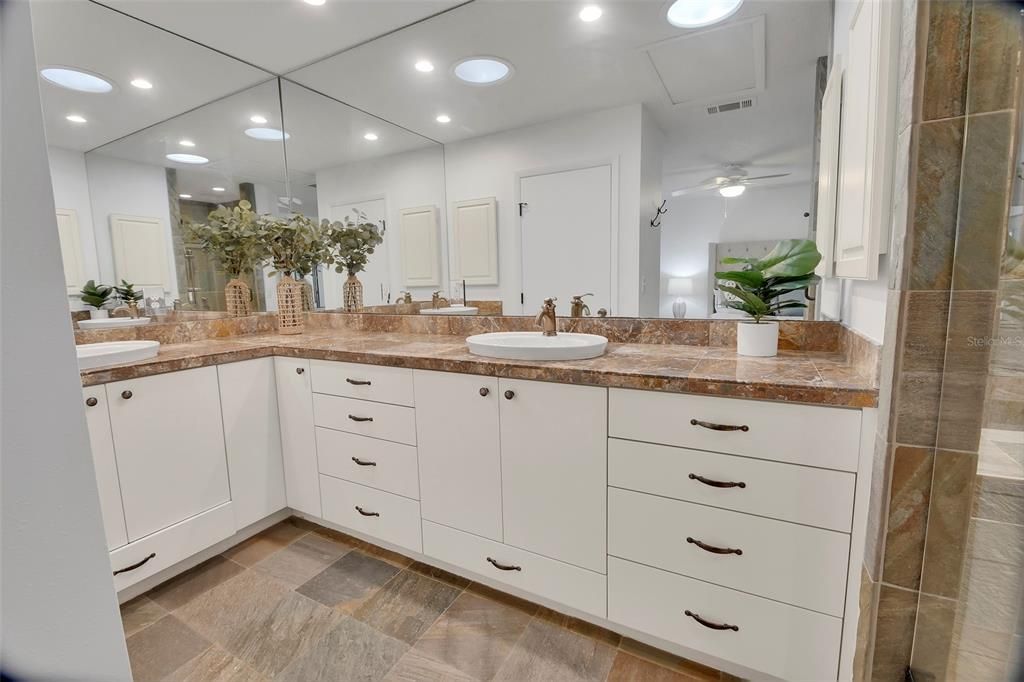 En Venta: $525,000 (4 camas, 3 baños, 3564 Pies cuadrados)