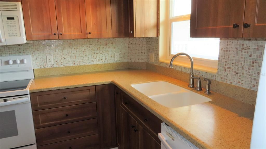 出租: $1,800 (2 贝兹, 2 浴室, 1400 平方英尺)