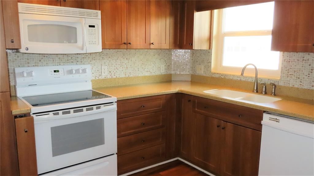 出租: $1,800 (2 贝兹, 2 浴室, 1400 平方英尺)