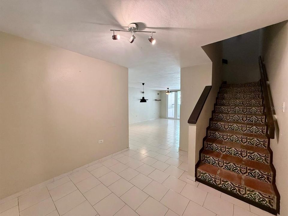 For Rent: $3,000 (3 beds, 2 baths, 2000 Square Feet)