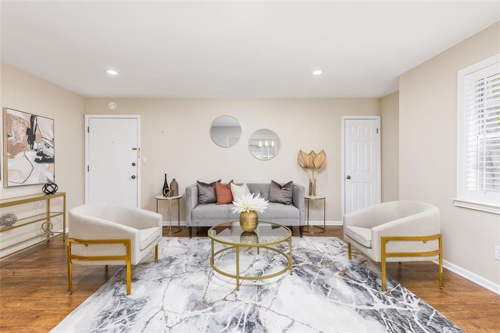 For Sale: $225,000 (2 beds, 2 baths, 987 Square Feet)