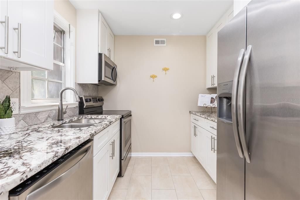 For Sale: $225,000 (2 beds, 2 baths, 987 Square Feet)