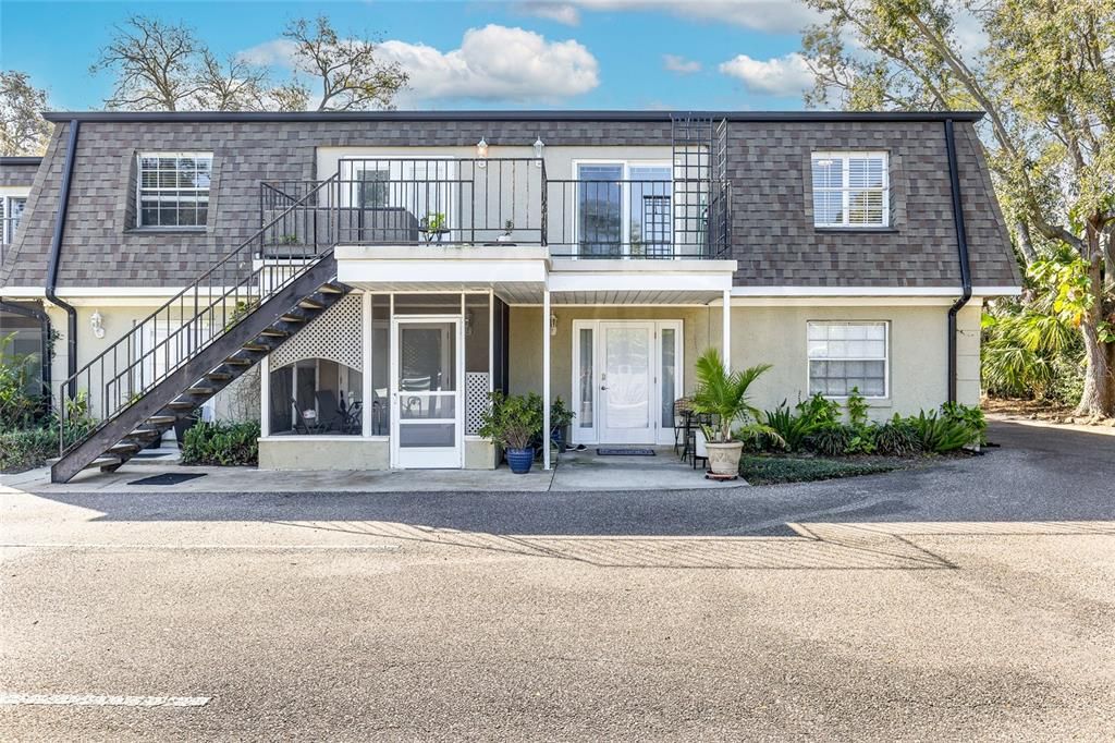 For Sale: $225,000 (2 beds, 2 baths, 987 Square Feet)