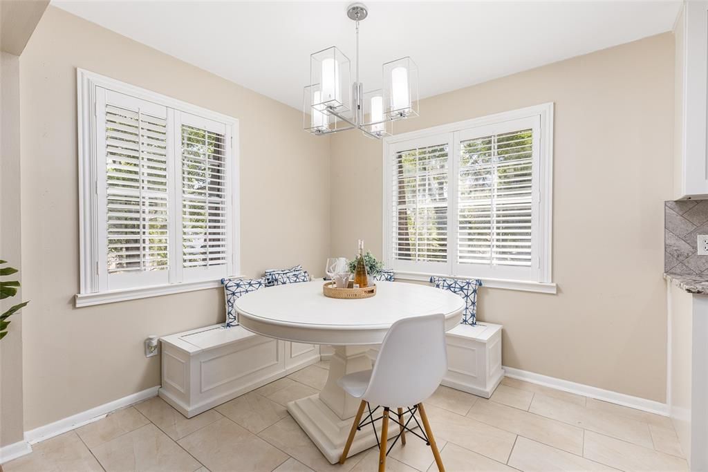 For Sale: $225,000 (2 beds, 2 baths, 987 Square Feet)