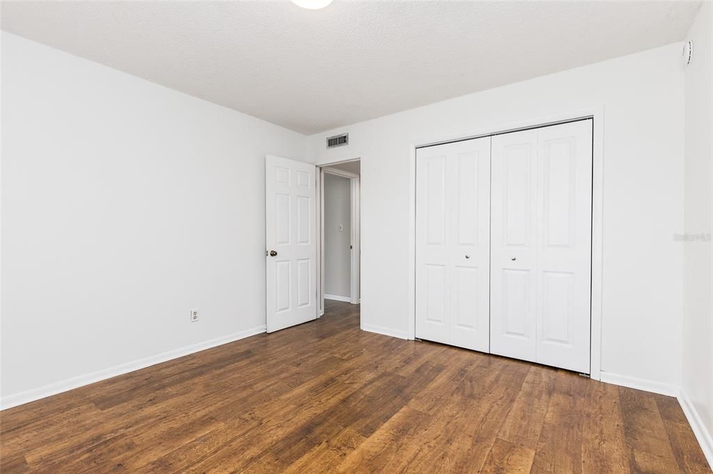 For Sale: $225,000 (2 beds, 2 baths, 987 Square Feet)