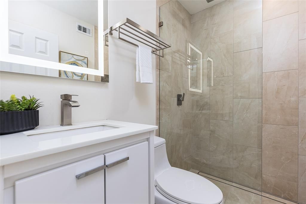 For Sale: $225,000 (2 beds, 2 baths, 987 Square Feet)