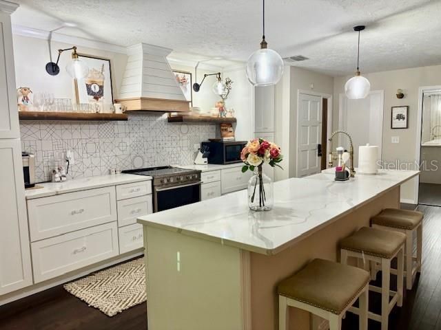 For Sale: $189,700 (1 beds, 1 baths, 953 Square Feet)