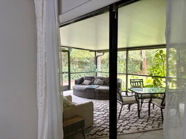 For Sale: $189,700 (1 beds, 1 baths, 953 Square Feet)