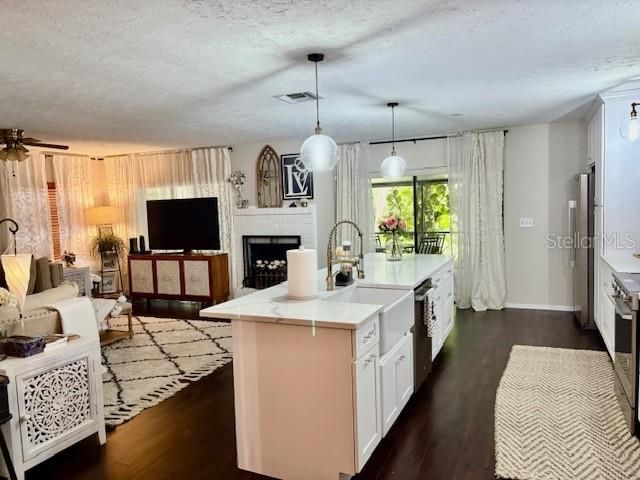 For Sale: $189,700 (1 beds, 1 baths, 953 Square Feet)