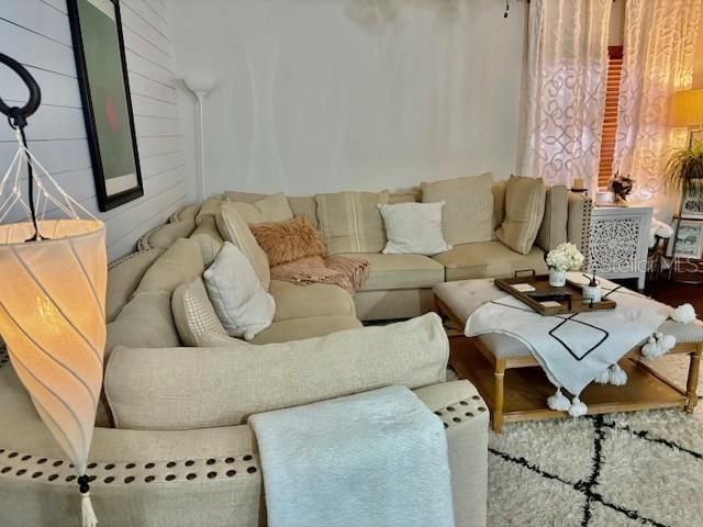 For Sale: $189,700 (1 beds, 1 baths, 953 Square Feet)