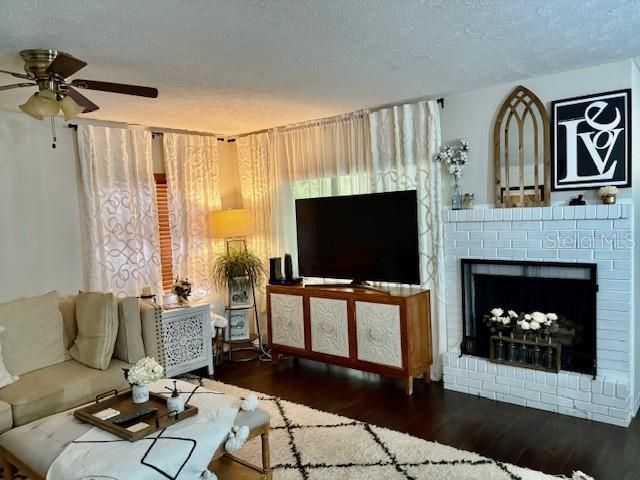 For Sale: $189,700 (1 beds, 1 baths, 953 Square Feet)