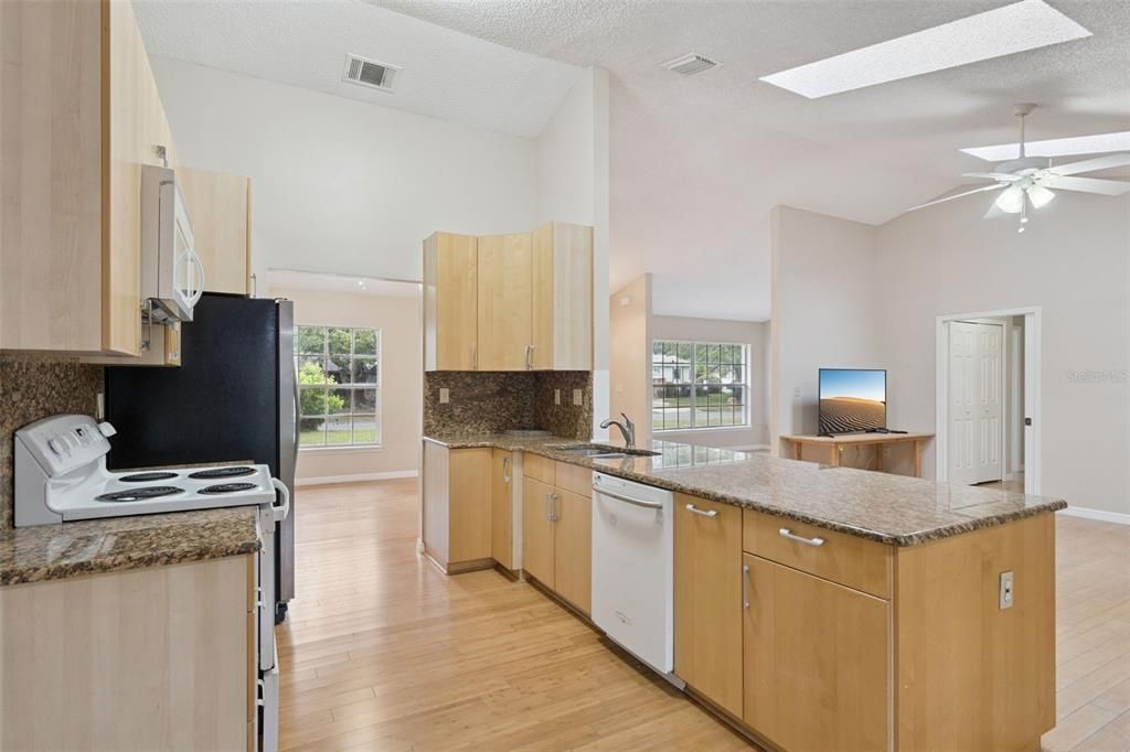 На продажу: $534,900 (4 спален, 2 ванн, 2034 Квадратных фут)