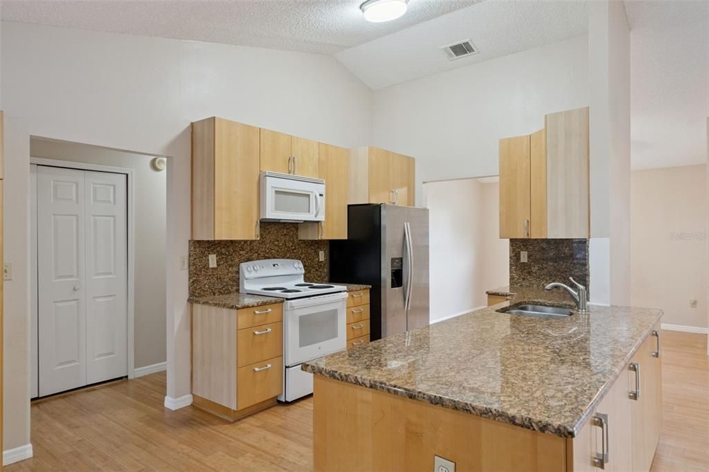 На продажу: $534,900 (4 спален, 2 ванн, 2034 Квадратных фут)