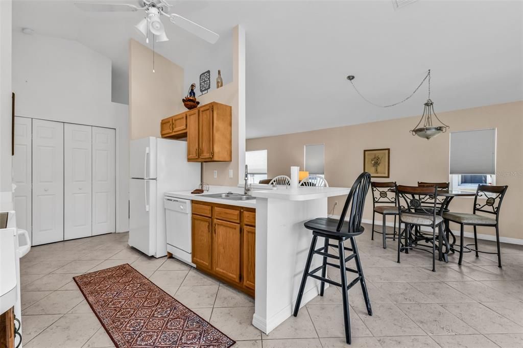 На продажу: $265,000 (2 спален, 2 ванн, 1449 Квадратных фут)