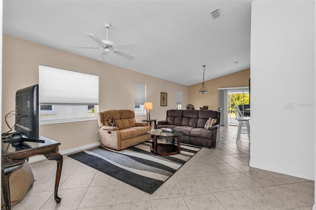 На продажу: $265,000 (2 спален, 2 ванн, 1449 Квадратных фут)