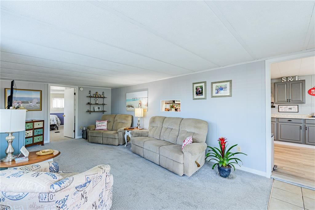 For Sale: $159,000 (2 beds, 2 baths, 1044 Square Feet)