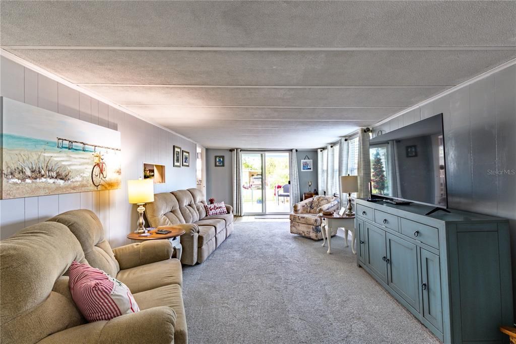 For Sale: $159,000 (2 beds, 2 baths, 1044 Square Feet)