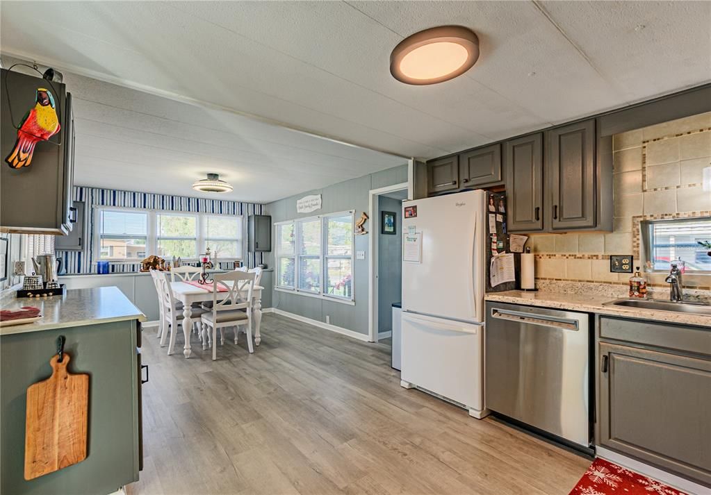 For Sale: $159,000 (2 beds, 2 baths, 1044 Square Feet)