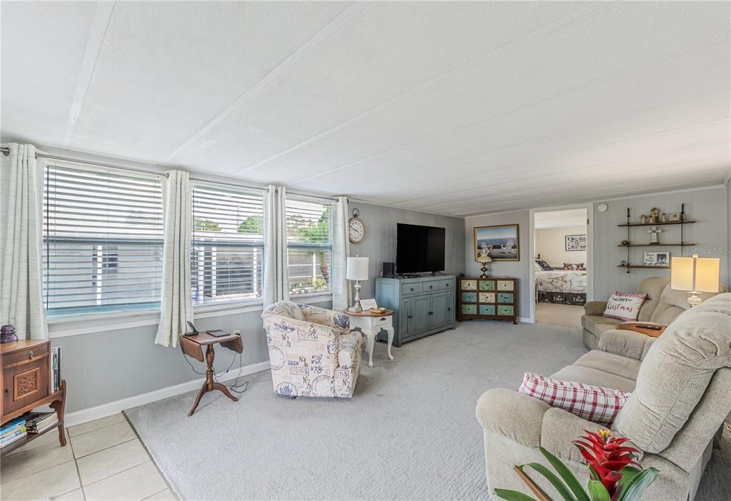 For Sale: $159,000 (2 beds, 2 baths, 1044 Square Feet)