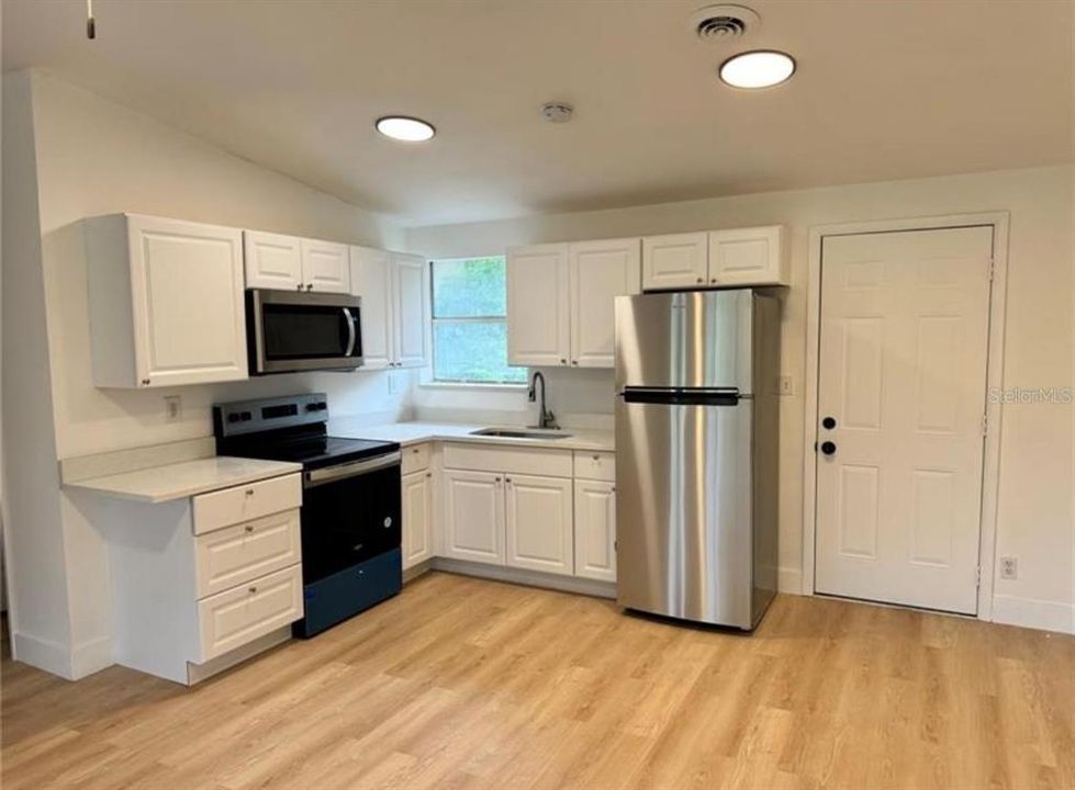 For Sale: $195,000 (3 beds, 2 baths, 912 Square Feet)