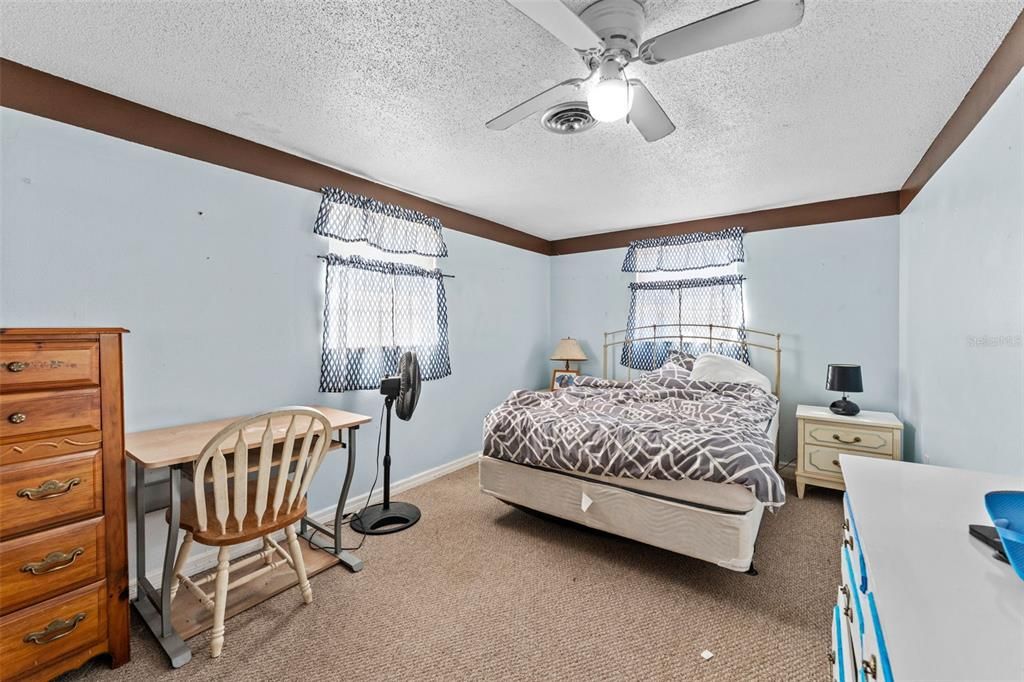 На продажу: $219,999 (2 спален, 2 ванн, 1072 Квадратных фут)