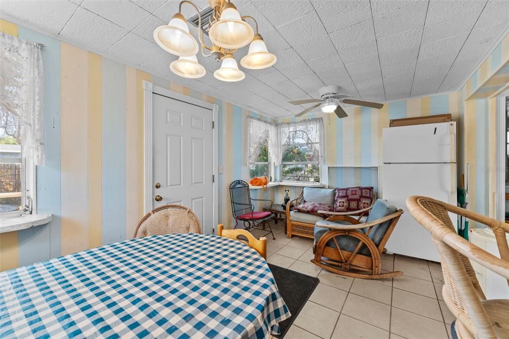 На продажу: $219,999 (2 спален, 2 ванн, 1072 Квадратных фут)