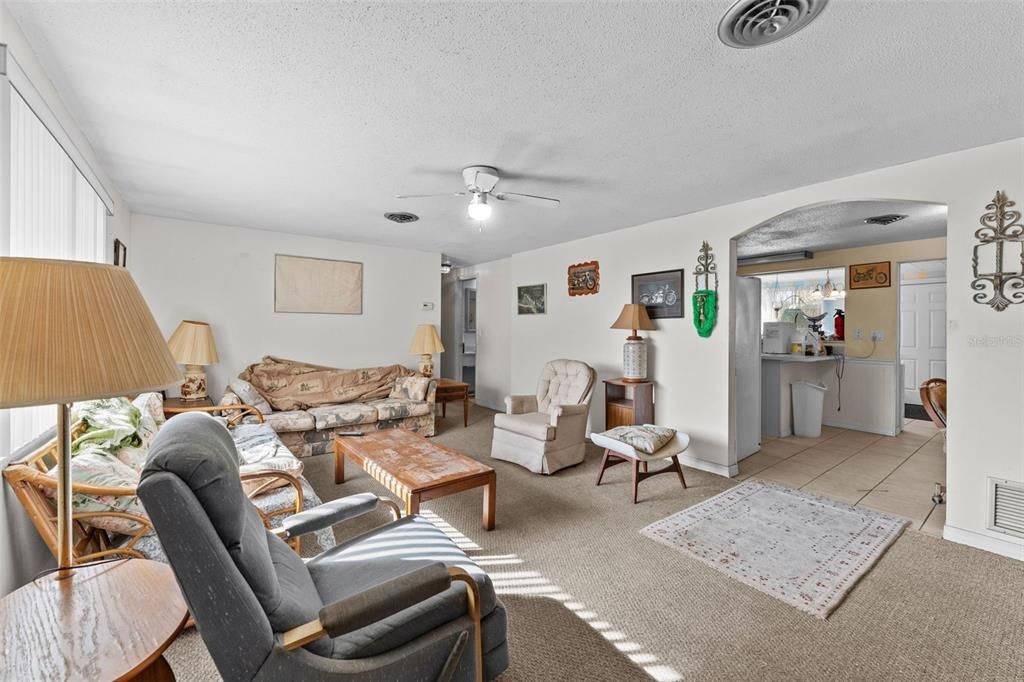 На продажу: $219,999 (2 спален, 2 ванн, 1072 Квадратных фут)