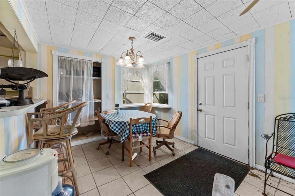 На продажу: $219,999 (2 спален, 2 ванн, 1072 Квадратных фут)