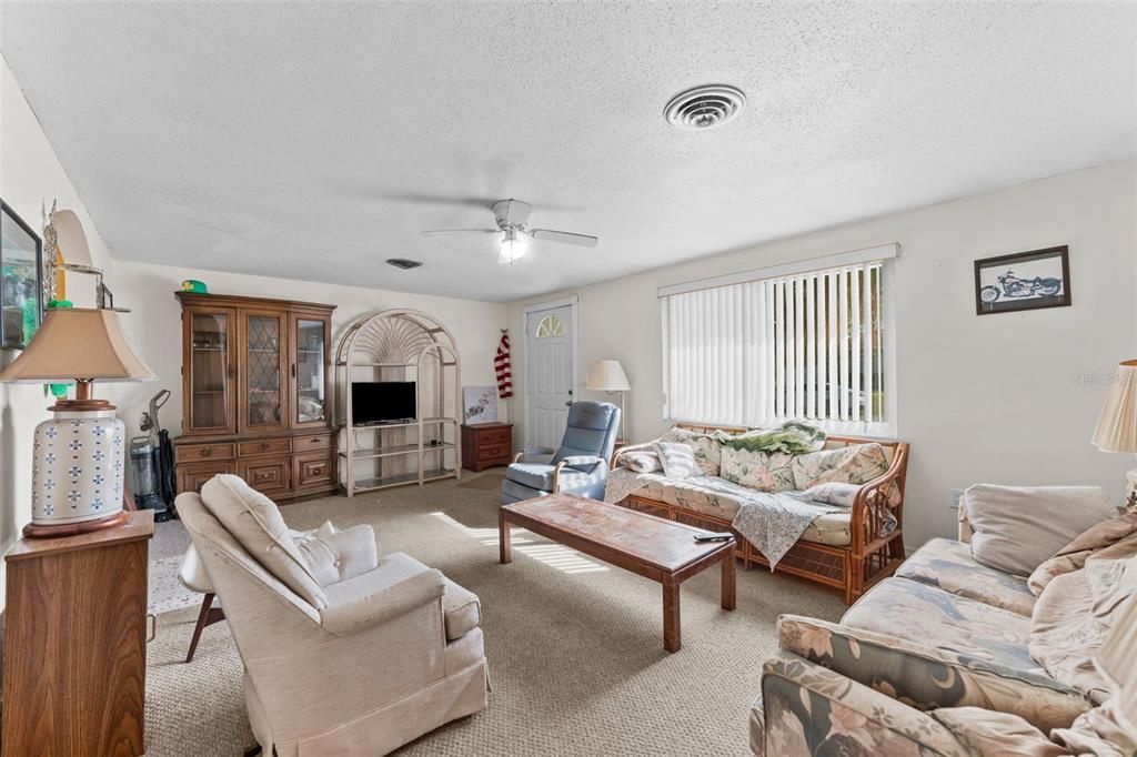 На продажу: $219,999 (2 спален, 2 ванн, 1072 Квадратных фут)