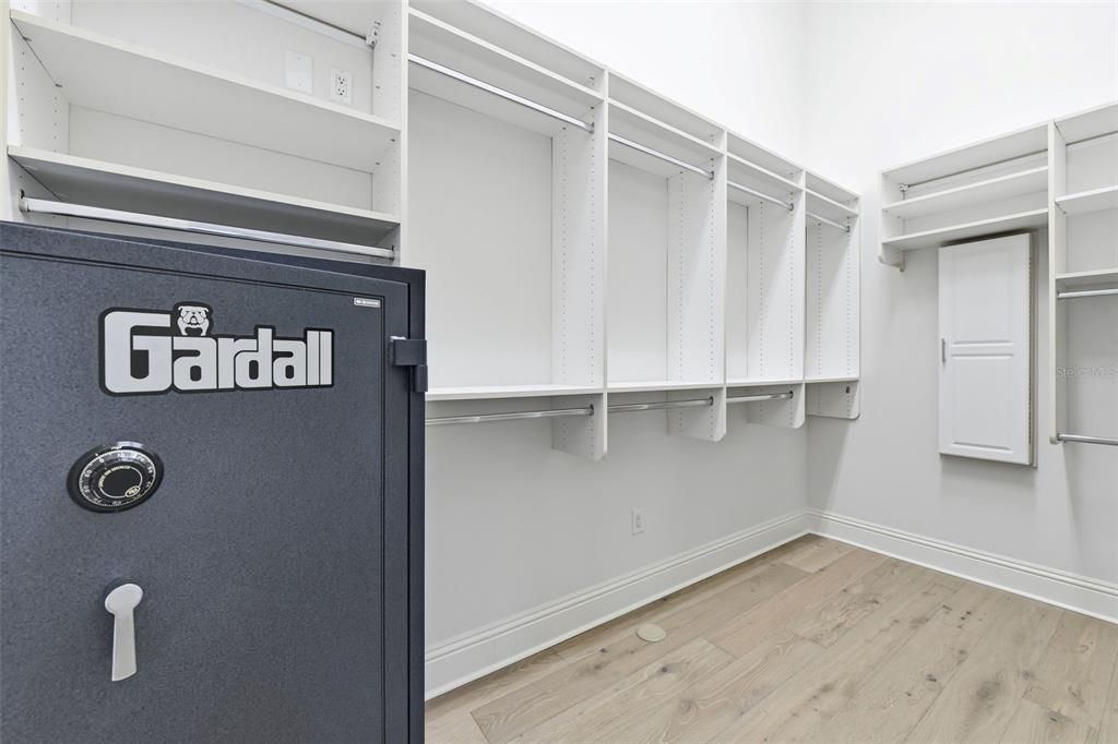 For Sale: $2,785,000 (5 beds, 6 baths, 7639 Square Feet)