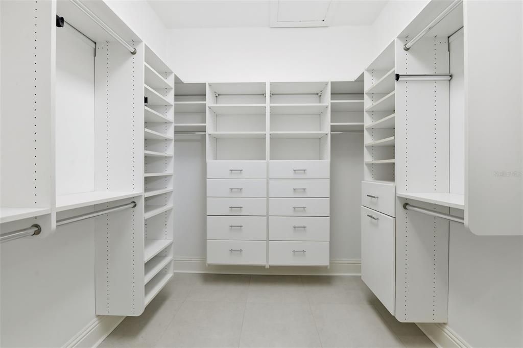 For Sale: $2,785,000 (5 beds, 6 baths, 7639 Square Feet)