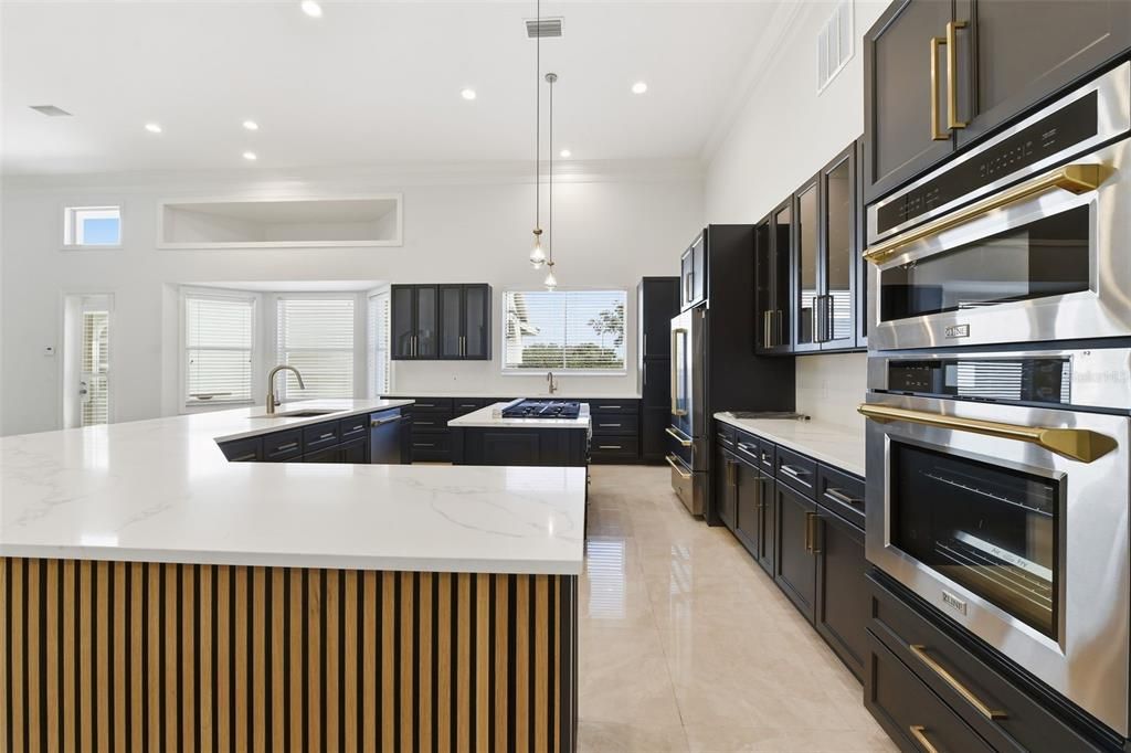 For Sale: $2,785,000 (5 beds, 6 baths, 7639 Square Feet)