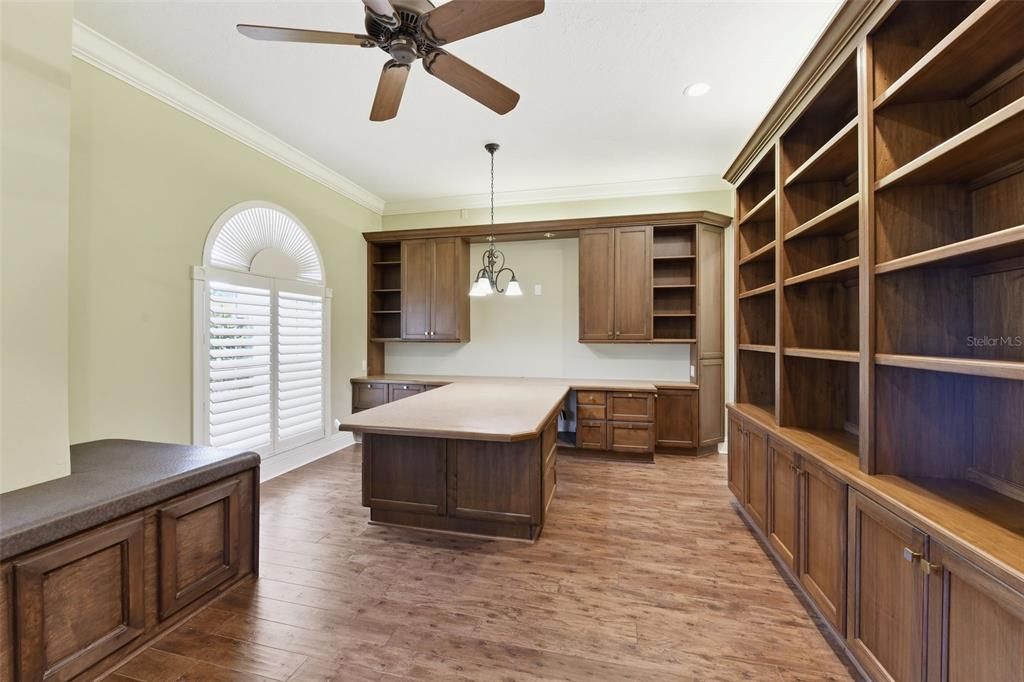 For Sale: $2,785,000 (5 beds, 6 baths, 7639 Square Feet)