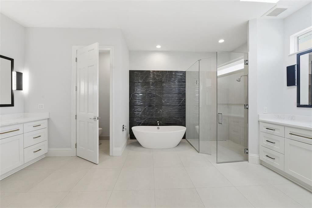 For Sale: $2,785,000 (5 beds, 6 baths, 7639 Square Feet)