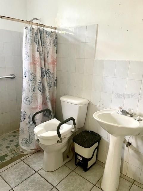 For Sale: $450,000 (27 beds, 6 baths, 7523 Square Feet)