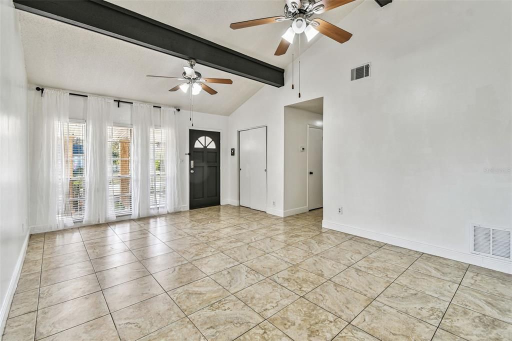 For Sale: $365,000 (3 beds, 3 baths, 1742 Square Feet)