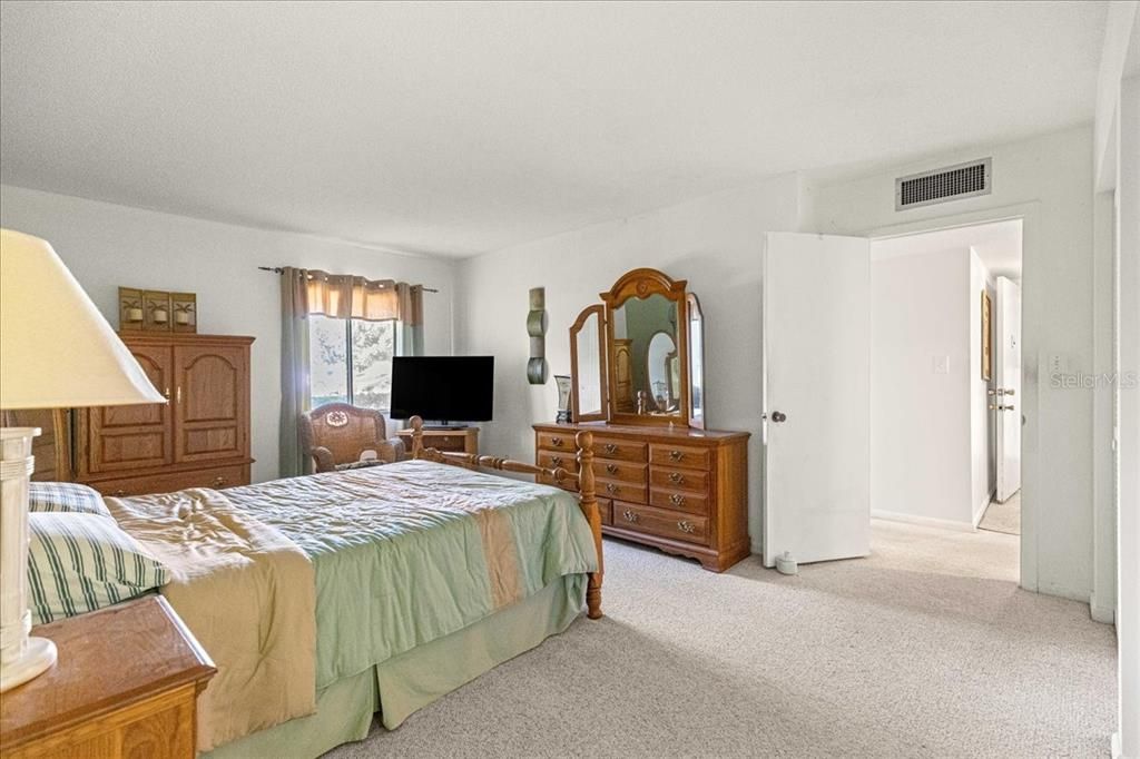 For Sale: $138,000 (2 beds, 2 baths, 1072 Square Feet)