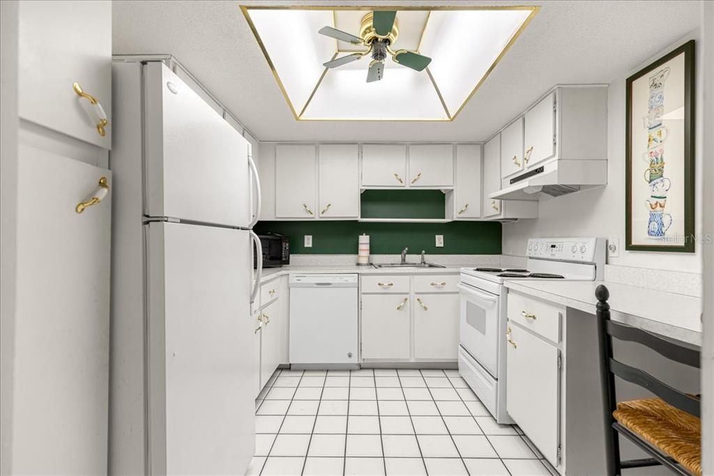 For Sale: $138,000 (2 beds, 2 baths, 1072 Square Feet)