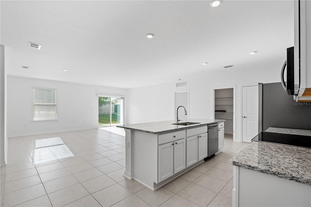 待售: $359,900 (4 贝兹, 2 浴室, 2052 平方英尺)