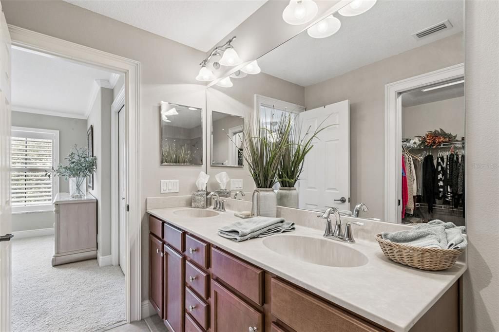 For Sale: $499,900 (3 beds, 3 baths, 2215 Square Feet)