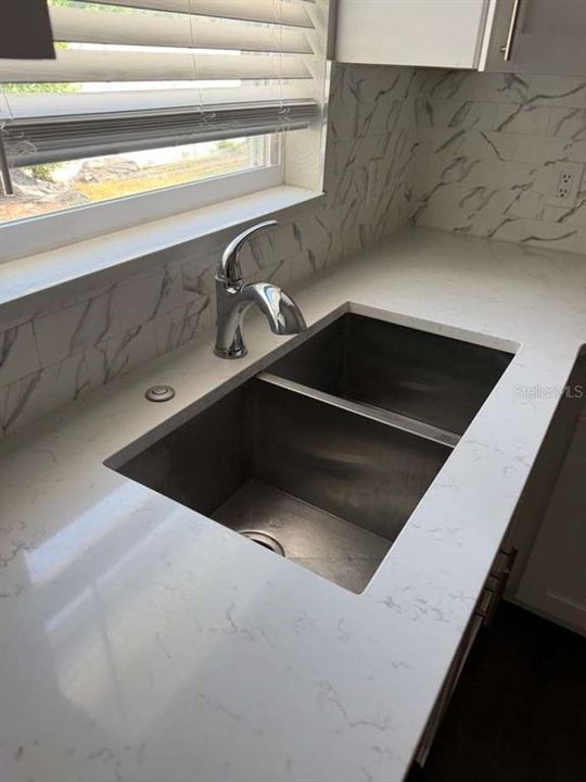 For Sale: $249,000 (2 beds, 1 baths, 750 Square Feet)