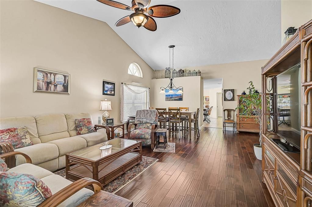 待售: $372,900 (2 贝兹, 2 浴室, 1860 平方英尺)