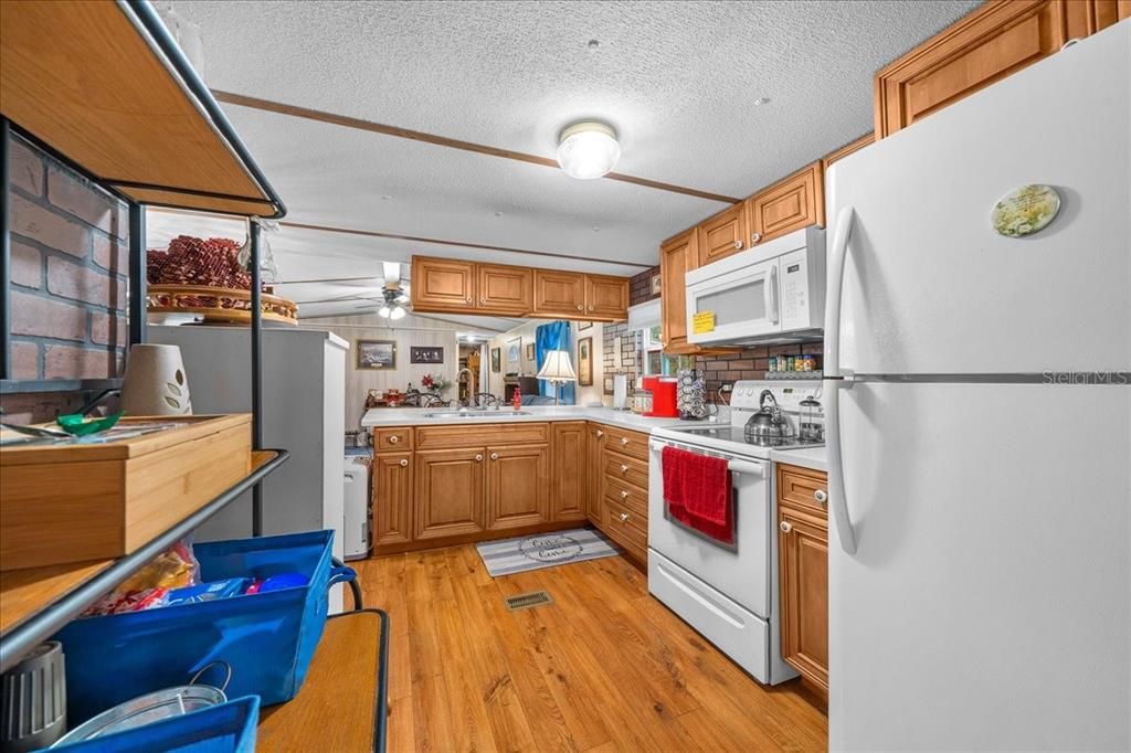 For Sale: $119,900 (2 beds, 2 baths, 924 Square Feet)