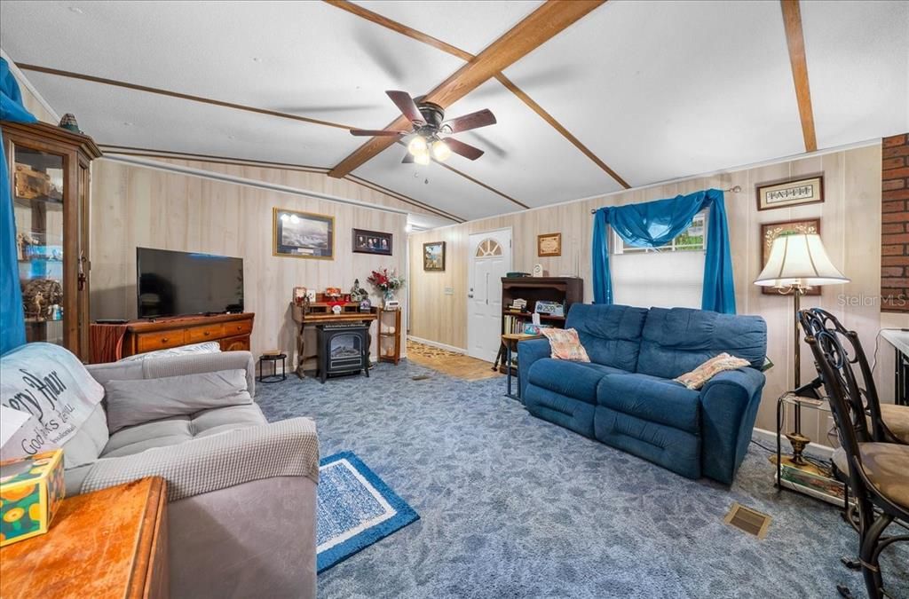 For Sale: $119,900 (2 beds, 2 baths, 924 Square Feet)