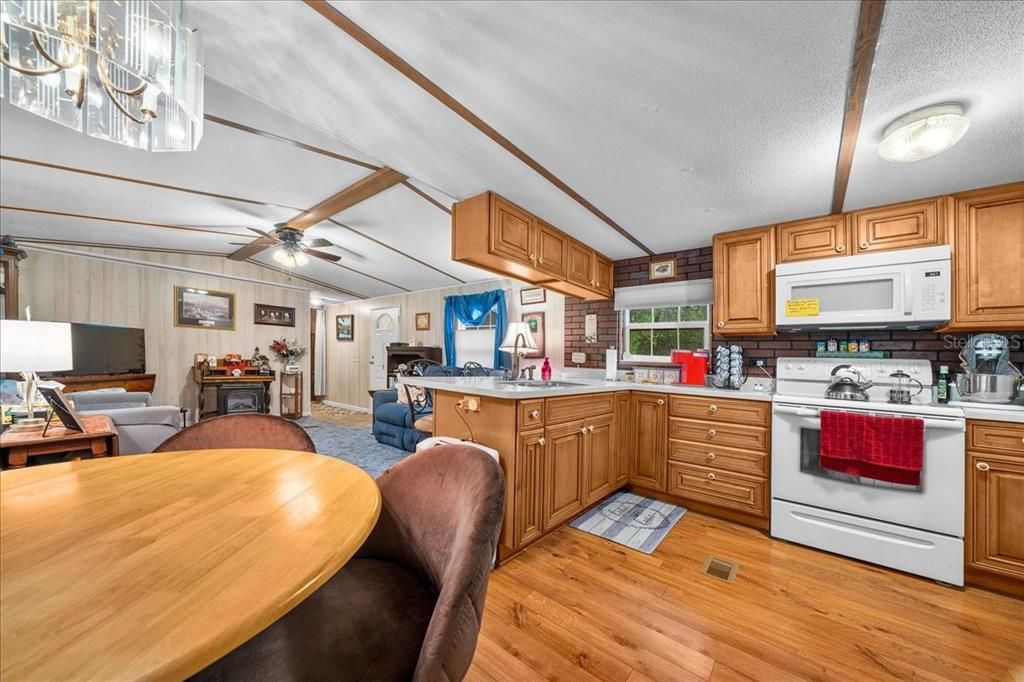 For Sale: $119,900 (2 beds, 2 baths, 924 Square Feet)